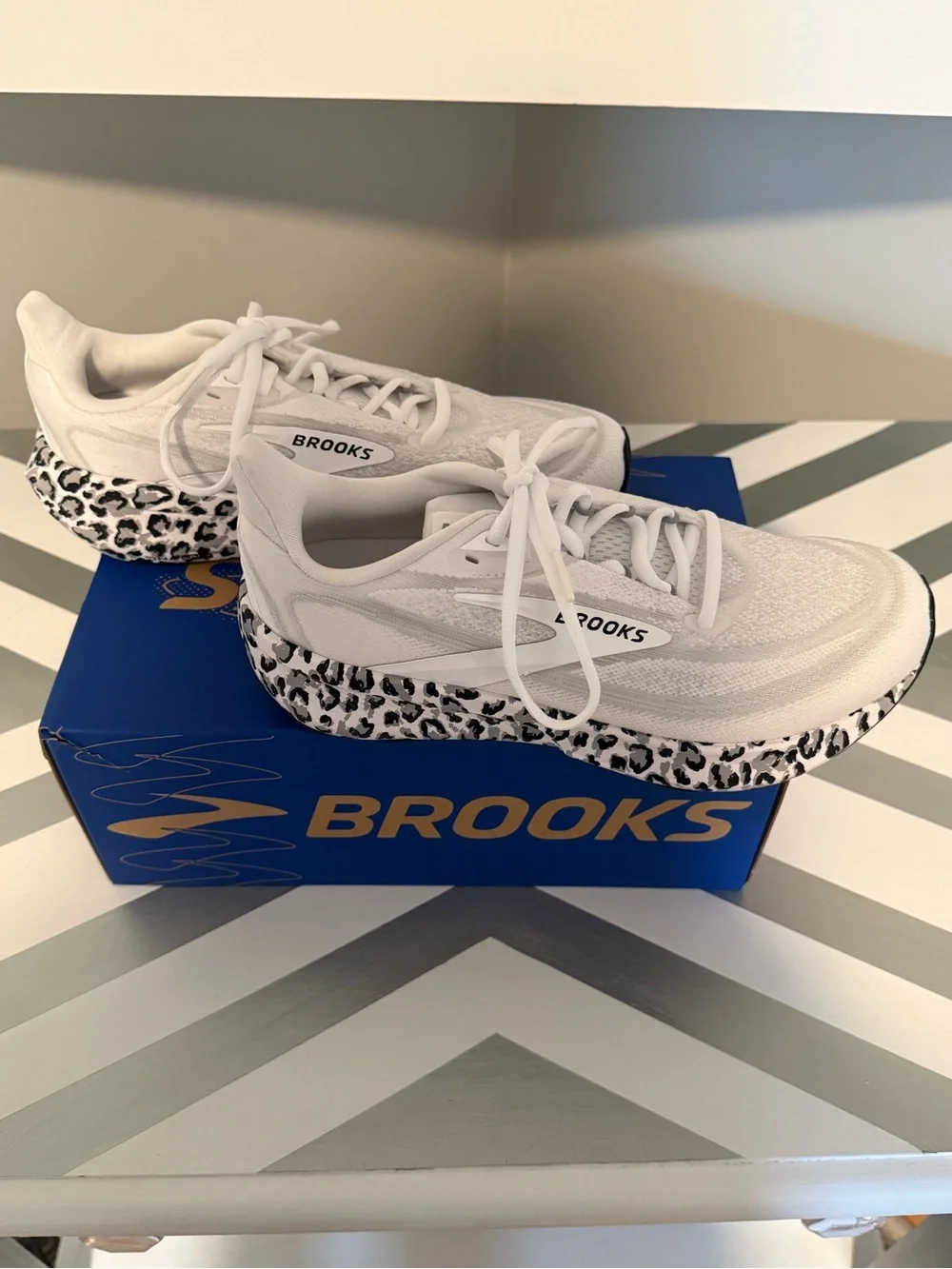 Women’s Revel 9 Brooks Sneakers with Leopard-Print midsole Trim Size 8.5